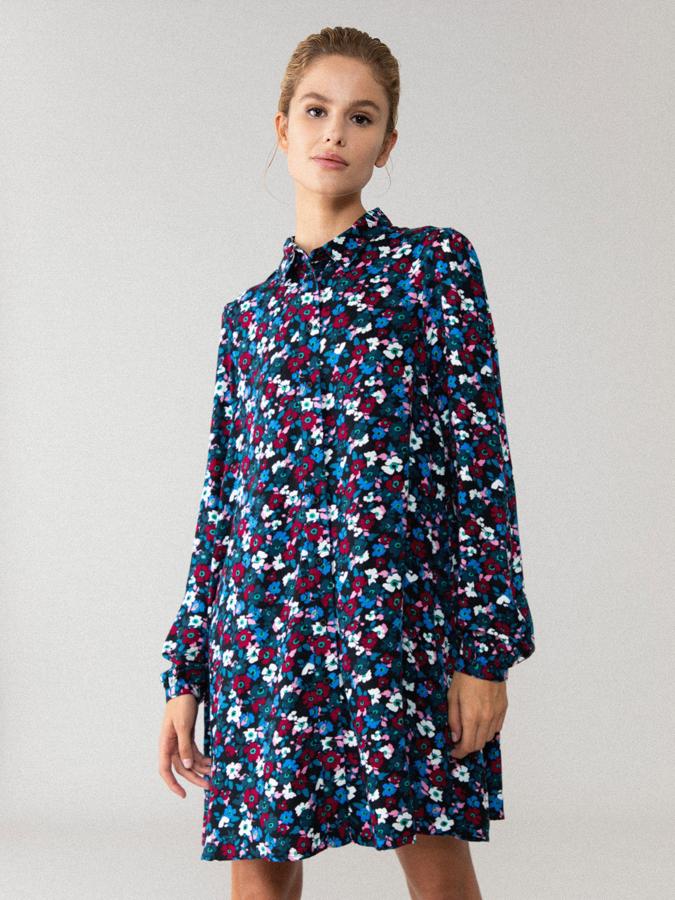 Diseño corto con cuello camisero pata este vestido confeccionado en viscosa suave con corte holgado. Podemos encontrarlo con estampado florido en tonos azules granates y blancos o con estampado de cuadros negros y blancos y tiene un precio de 12,99 euros. El primero está disponible entre las tallas XS y XXL, el segundo se ha agotado en la S y la XXL.