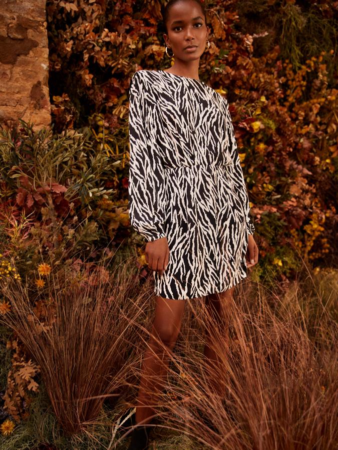 El estampado animal no podía faltar en esta colección y Lefties ha apostado por el print cebra en blanco y negro para este vestido mini confeccionado en viscosa, con mangas largas, cuello redondo y hombreras. Con pliegues en la cintura, podemos encontrarlo en las tallas S, M y L por 17,99 euros.