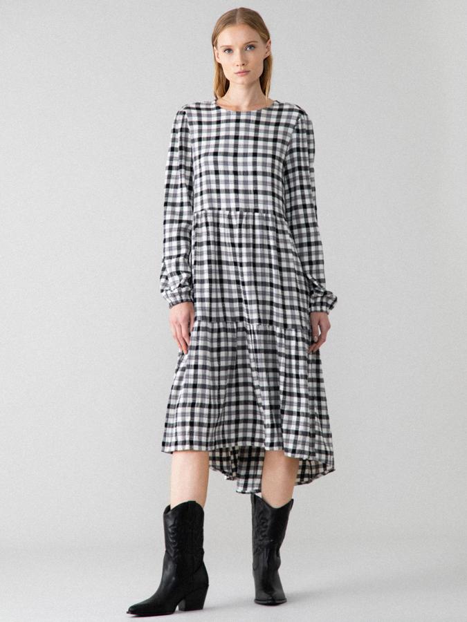 Otra propuesta con estampado de cuadros es este vestido midi en tonos negros y grises, con mangas largas y diseño estructurado que aporta volumen a la prenda. Cuesta 22,99 euros y está disponible entre las tallas XS y XL.