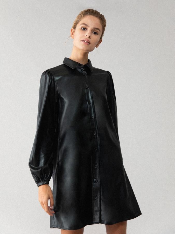 Disponible en negro y marrón, este vestido de corte camisero en efecto piel tiene las mangas ligeramente abullonadas y cierre frontal con botones. Cuesta 15,99 euros y está disponible entre las tallas XS y XXL, aunque en negro se ha agotado en la S.