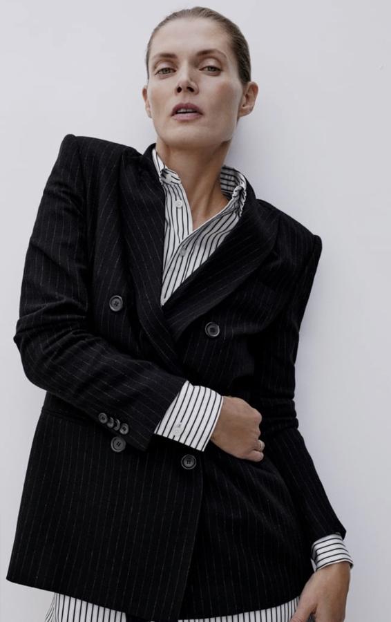 Blazer de corte sastre y botonadura cruzada, de la nueva colección de Zara (69,95 euros).