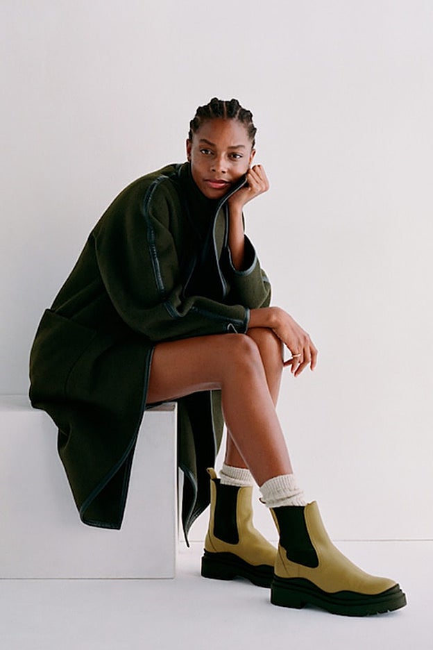 Botas con plataforma de color mostaza, con paneles laterales elásticos de Mango.