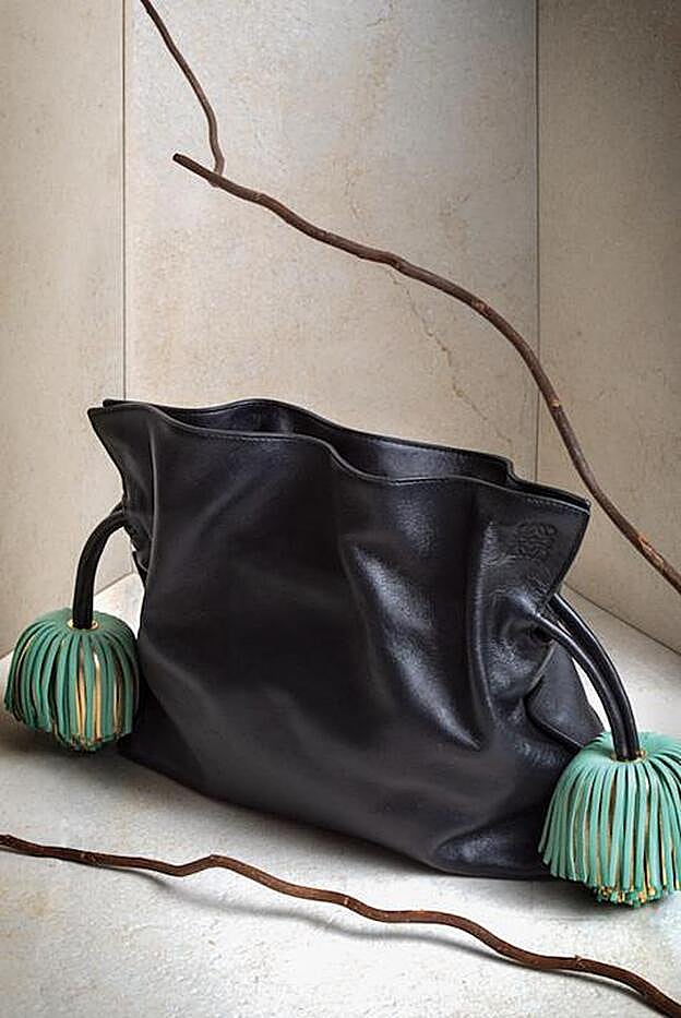 Bolso Flamenco clutch con borlas en piel de ternera napa, de Loewe (1.950 €).