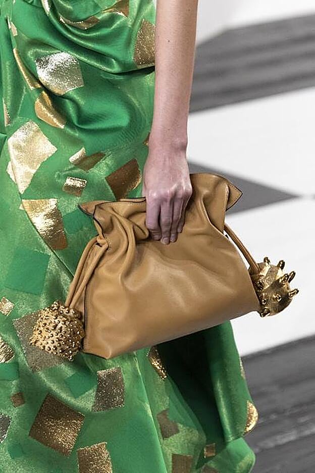 Detalle del Flamenco clutch en el desfile o/i 2020-21 de Loewe.