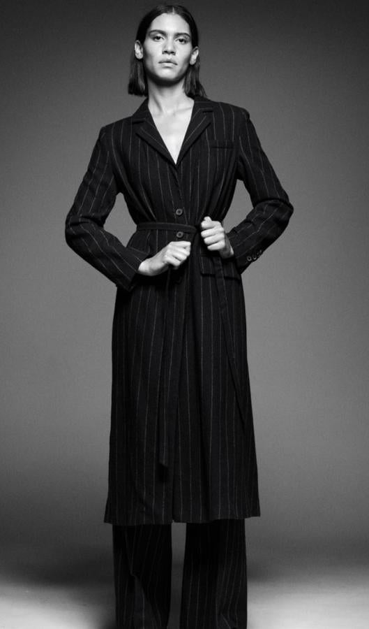 Abrigo de Zara que se abrocha con botones y cinturón encima, de Zara (99,95 euros):