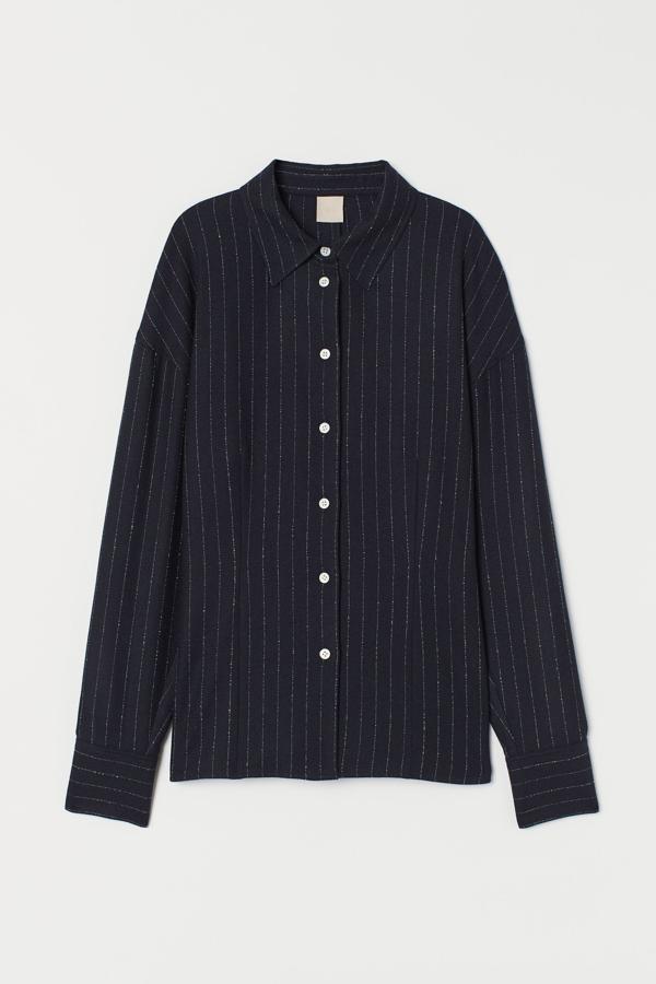Camisa de corte masculino, en mezcla de lana, con raya diplomática con efecto discontinuo, de H&M (79,99 euros).