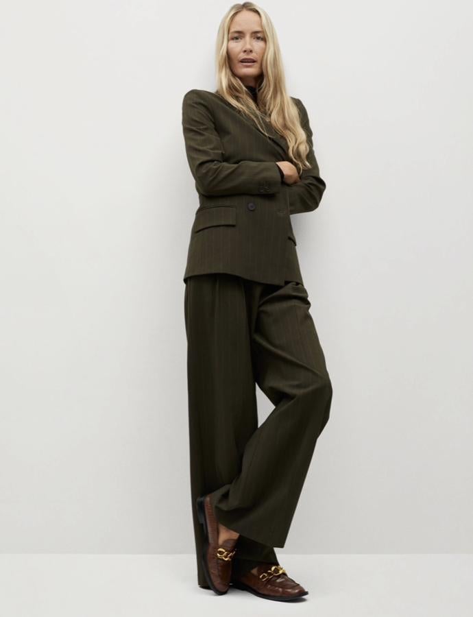 Traje de raya diplomática de pantalón (39,99 euros) y blazer (59,99 euros) en color verde militar, de Mango.