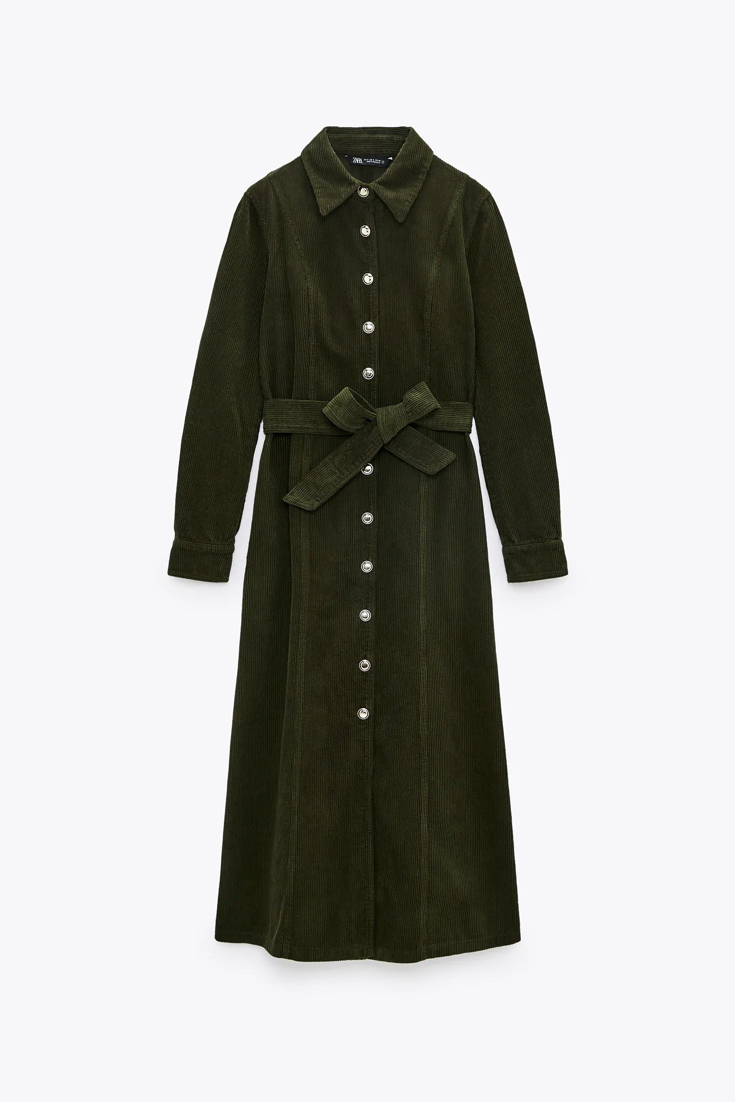 Aprovecha todas las bondades térmicas de la pana con este vestido de invierno tipo camisero en color verde caqui de Zara. (39,95 euros).