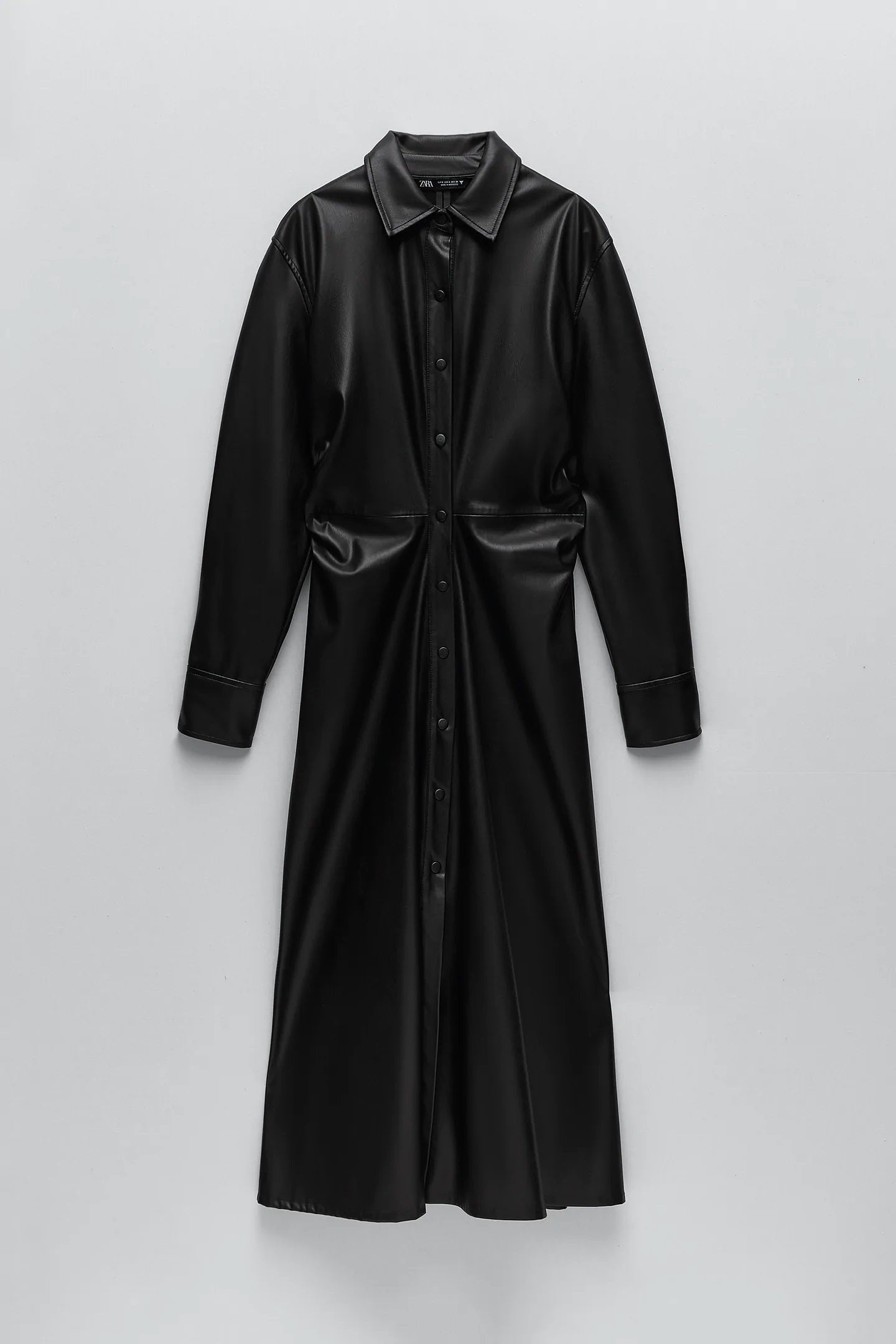 Vestido de corte midi tipo camisero con tejido de efecto piel, un must para el invierno con el que no pasarás ni una pizca de frío. De Zara. (39,95 euros).