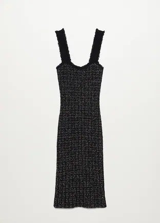 No, no nos hemos vuelto locas, este vestido tweed de tirantes es ideal para combinarlo sobre jerséis de punto y jugar con los colores. (49,99 euros).