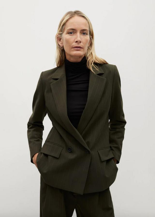 Con estampado de raya diplomática y diseño estructurado, esta americana de Mango viene con cuello de solapa con muesca, mangas largas con puños abotonados y bolsillos laterales con solapa. Tiene un precio de 59,99 euros y está disponible entre las tallas 34 y 44.