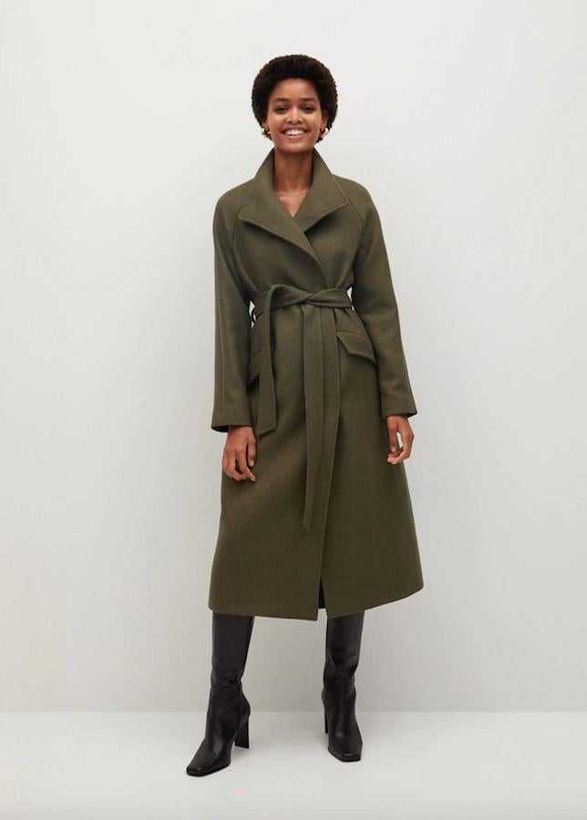 Este abrigo confeccionado con lana pertenece a la colección sostenible de Mango y viene con diseño largo cruzado, cuello chimenea y bolsillos de solapa laterales. Con cinturón extraíble a tono, cuesta 119,99 euros y está disponible entre las tallas XS y XL.