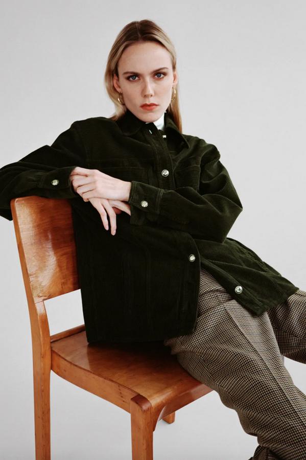 En pana, con cuello solapa y manga larga acabada en puño con botón, esta cazadora de Zara viene con bolsillos delanteros de vivo y de plastrón en la pechera y cierre frontal con botones metálicos. Tiene un precio 39,95 euros y está disponible entre las tallas XS y XXL.