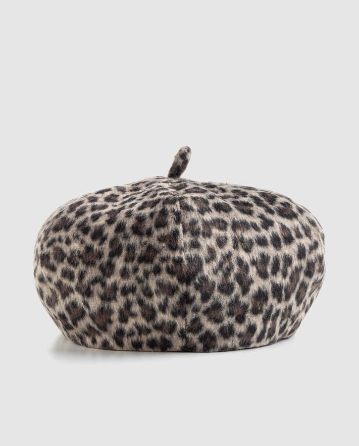 Boina con estamapdo de leopardo, de El Corte Inglés (19,95 €).