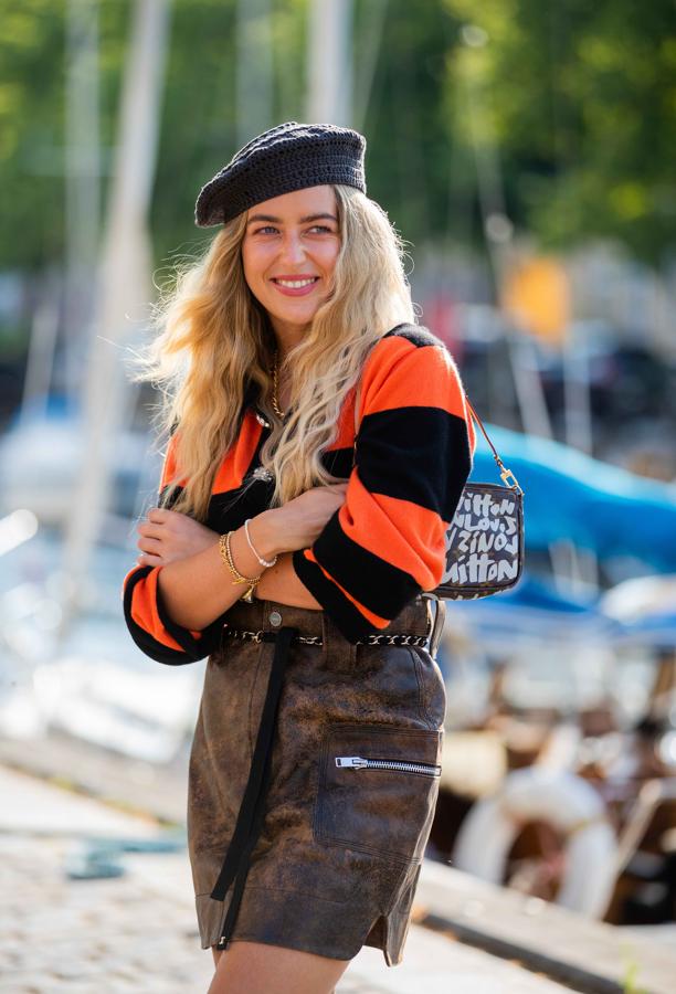 Una boina de ganchillo es ell complemento perfecto para un jersey de rayas y una minifalda de cuero.