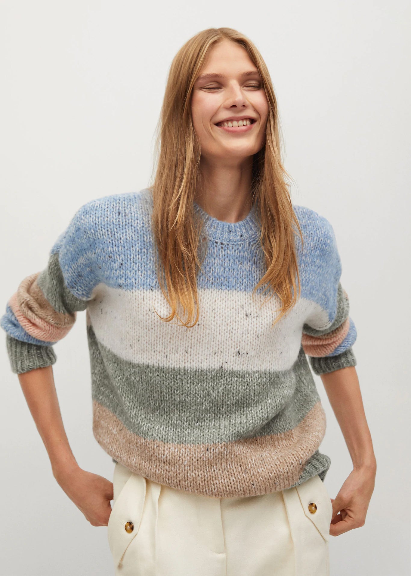 Para tus looks 'comfy', quédate con este jersey de punto multicolor de Mango (29.99 euros).