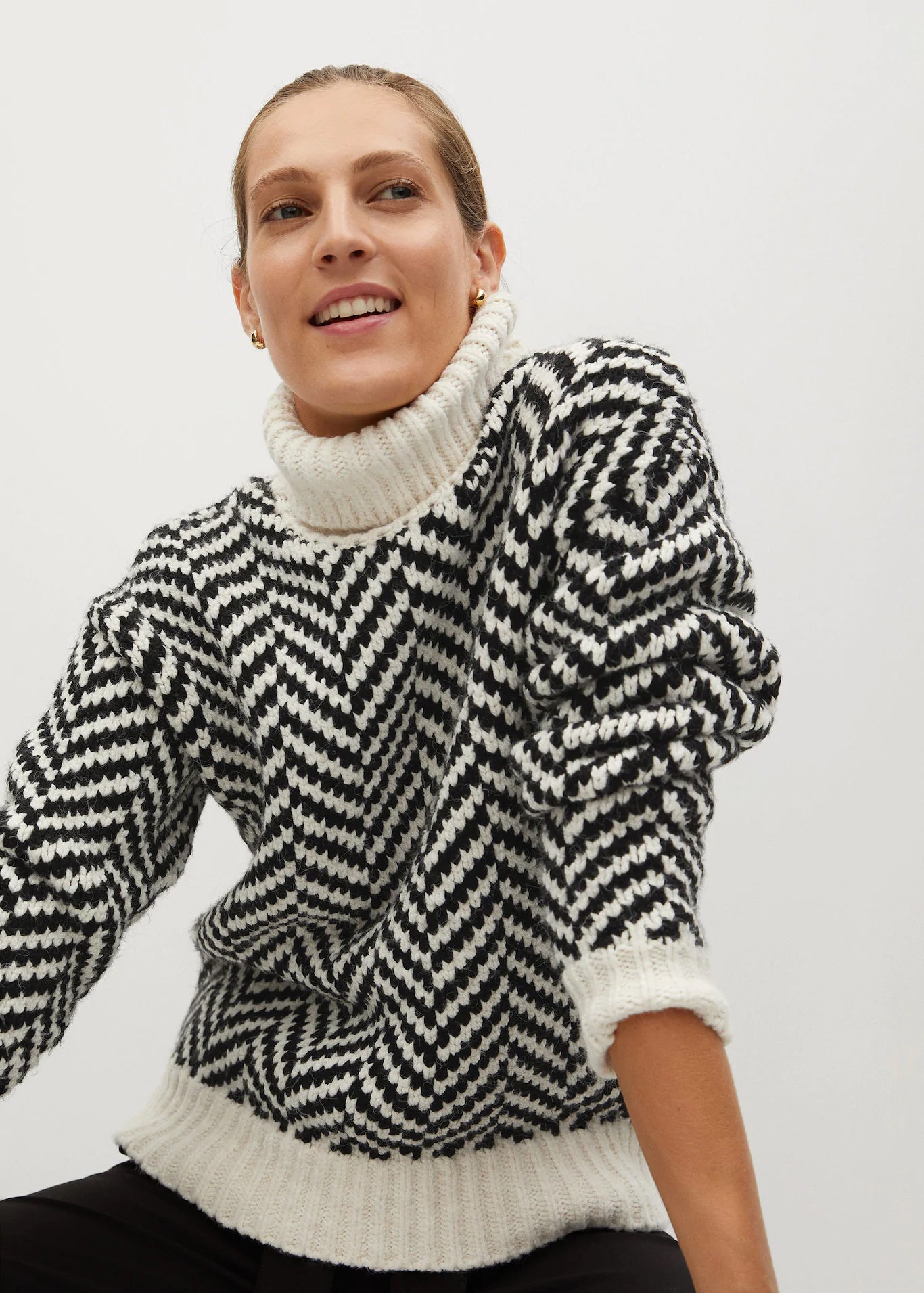 Otro jersey favorecedor y muy original de Mango, con estampado geométrico en blanco y negro (39.99 euros).