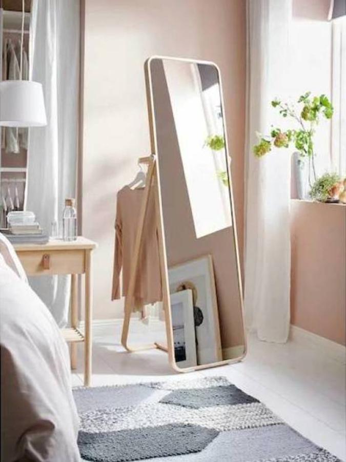 Los espejos de pie son ideales para los dormitorios pequeños (y muy útiles). Si además te puedes permitir el lujo de usar uno que no necesite anclarse en la pared, mejor que mejor, dará más profundidad a la estancia. Este modelo es el Ikornnes de Ikea y tiene la ventaja de que detrás del espejo hay un perchero (69 euros).