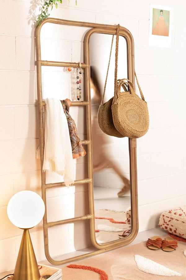 Además de ampliar el espacio, puedes utilizar espejos funcionales, como este: el modelo Marcus de bambú, además de funcionar como espejo de pie tiene un espacio diseñado para colgar prendas o accesorios. Lo encuentras en sklum.com y cuesta 99,99 euros.