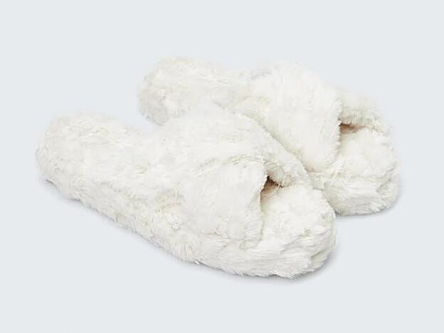 Sandalias de peluche blancas, de Oysho (17,99 euros).