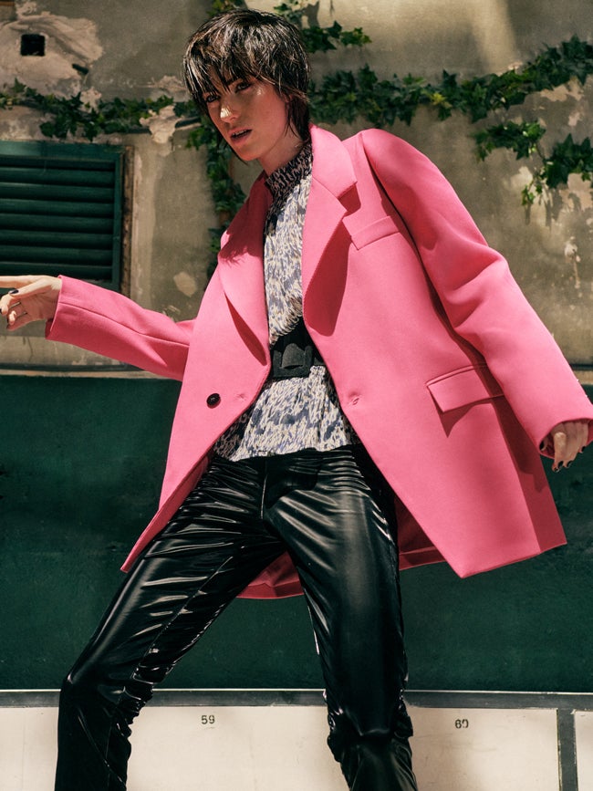 Chaquetón de lana, de Jijil; blusa de Fórmula Jóven para El Corte Inglés; pantalón de Sandro, y cinturón de Lolitas&L.