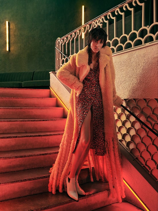 Vestido camisero de Pedro del Hierro; abrigo de lana con flecos y botines, ambos de Bottega Veneta.