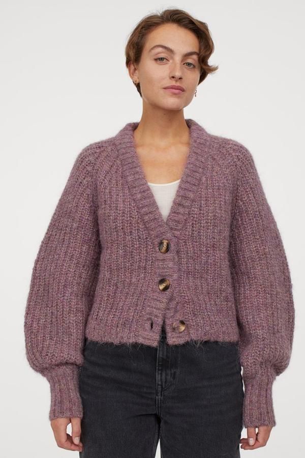 Diseño cropped confeccionado en mezcla de lana y alpaca para este cárdigan de H&M de tacto suave con escote de pico, botones a contraste en el frontal y mangas voluminosas que se estrechan en los puños. Tiene un precio de 49,99 euros y solo se puede comprar en la web de la firma entre las tallas XS y XL.