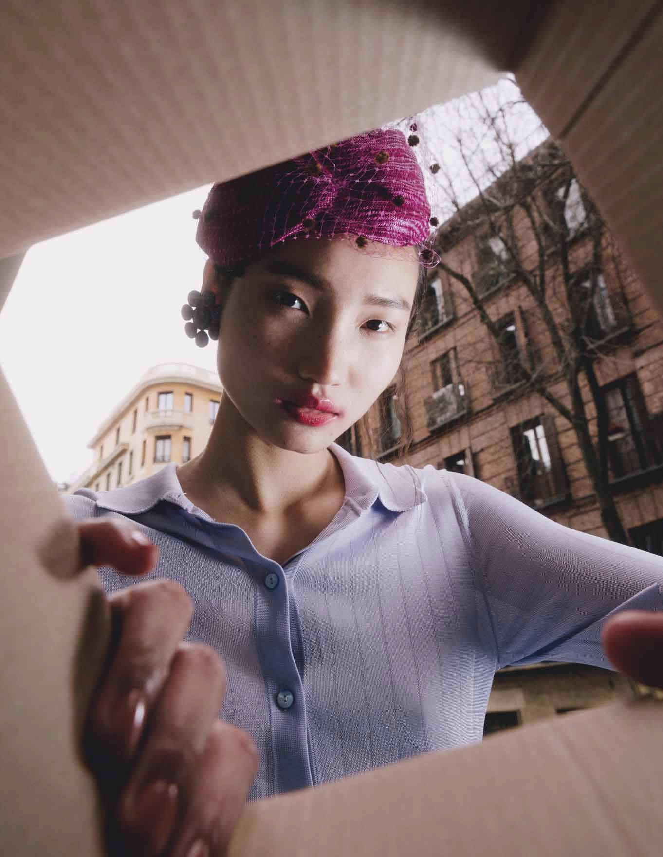 Vestido de Joseph, pendientes de Moschino y tocado de Lock & Co.