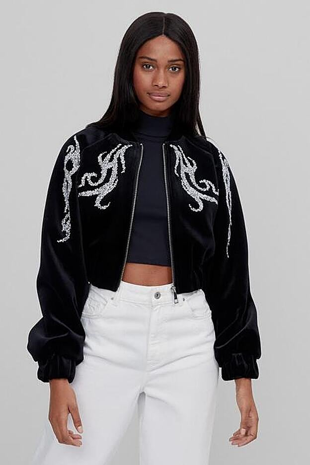 Cazadora bomber de la nueva colecciónd e Bershka, en terciopelo con bordados plateados (49,99 euros).