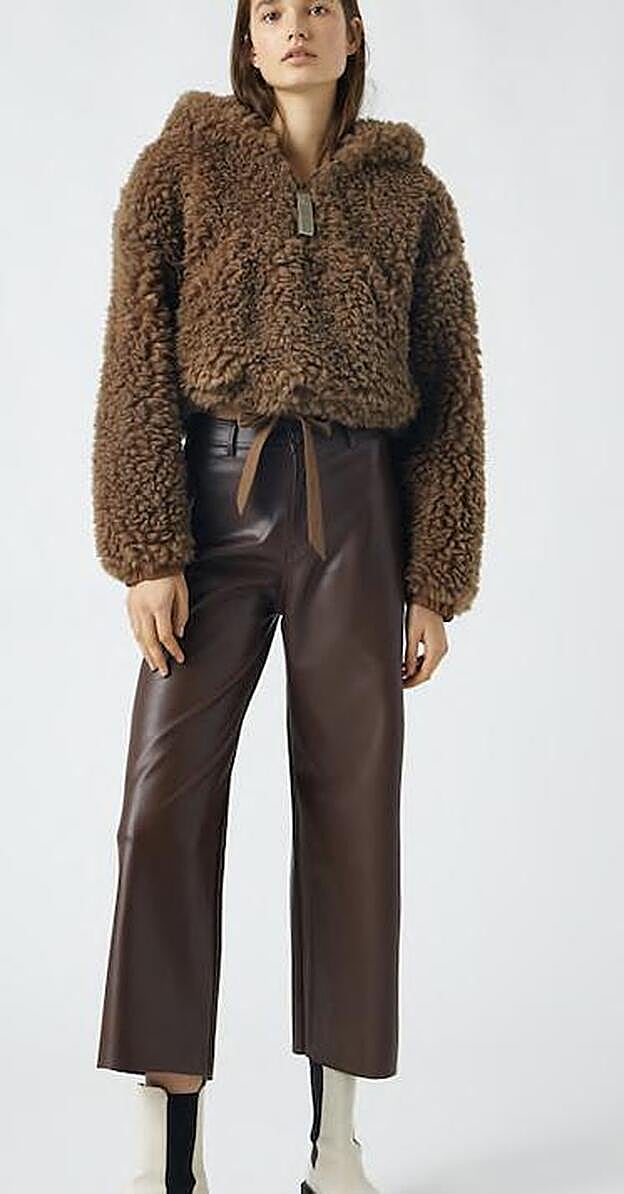 Pantalones culotte de efecto piel, de Pull&Bear (25,99 euros).