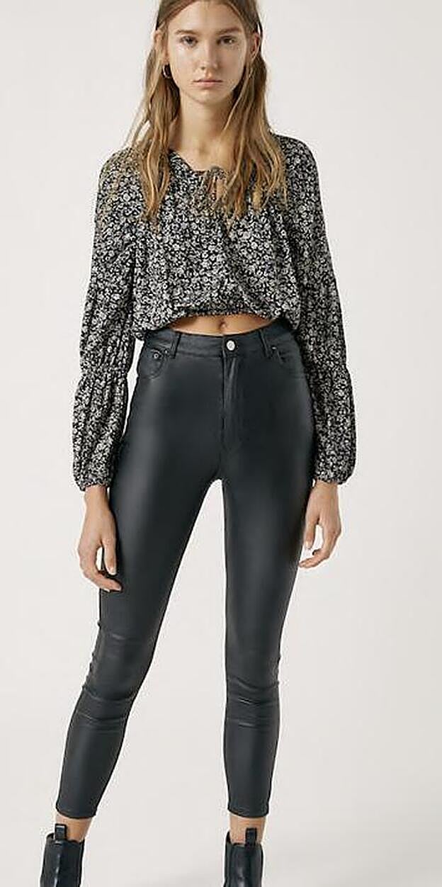 Pantalones de efecto piel de corte pitillo, de Pull&Bear (19,99 euros).