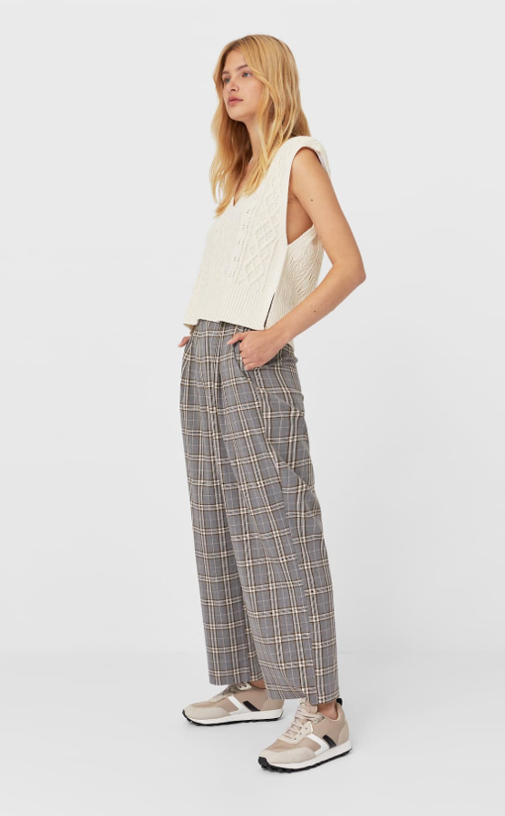 Pantalón ancho con pinzas en la cintura y tiro alto de Stradivarius (19,99 euros).