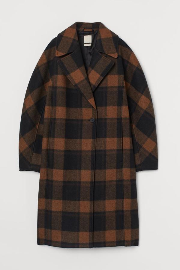 Precioso abrigo de cuadros entallado, confeccionado con una mezcla de lana afieltrada suave de H&M (149 euros). Lleva solapas de muesca, bolsillos en las costuras laterales y cierre de botones, uno visible y otro oculto.