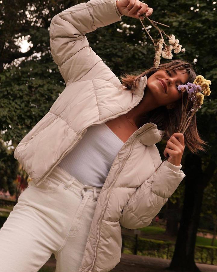 Este plumas corto de Primark es nuestro favorito para los looks más ‘sporty’ (25 euros)