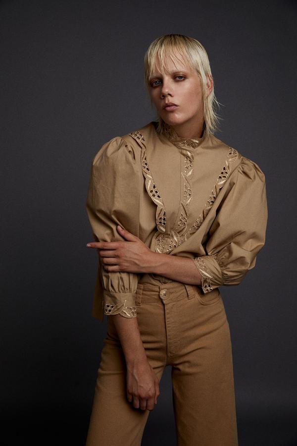 Camisa de algodón con manga abullonada y detalles bordados en la pechera, de Sfera (29,99 €).