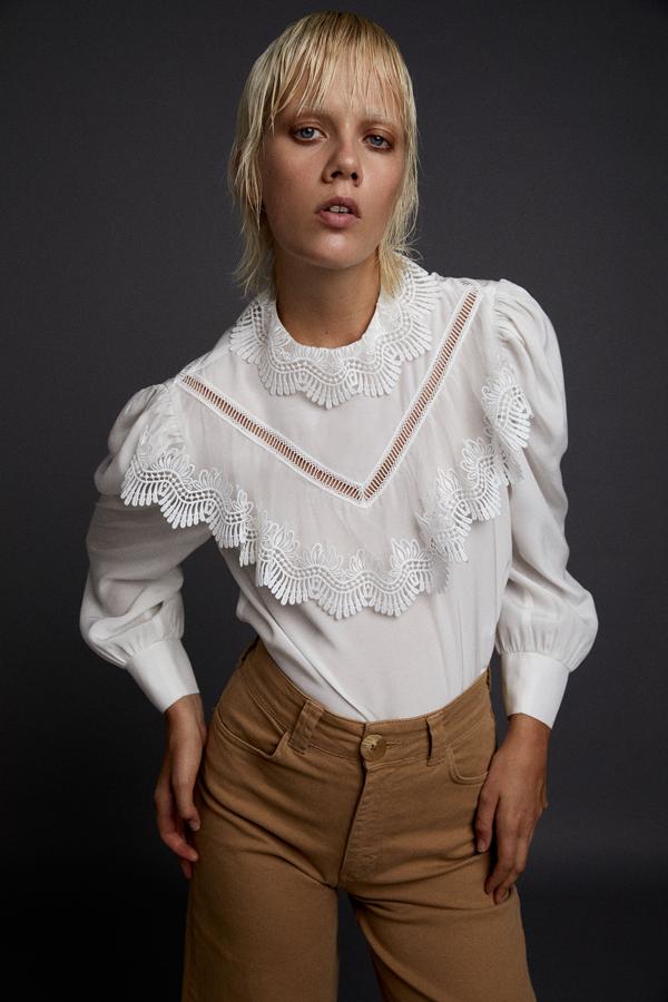 Cuerpo liso con detalle de encaje en el pecho, de Sfera (25,99 €).