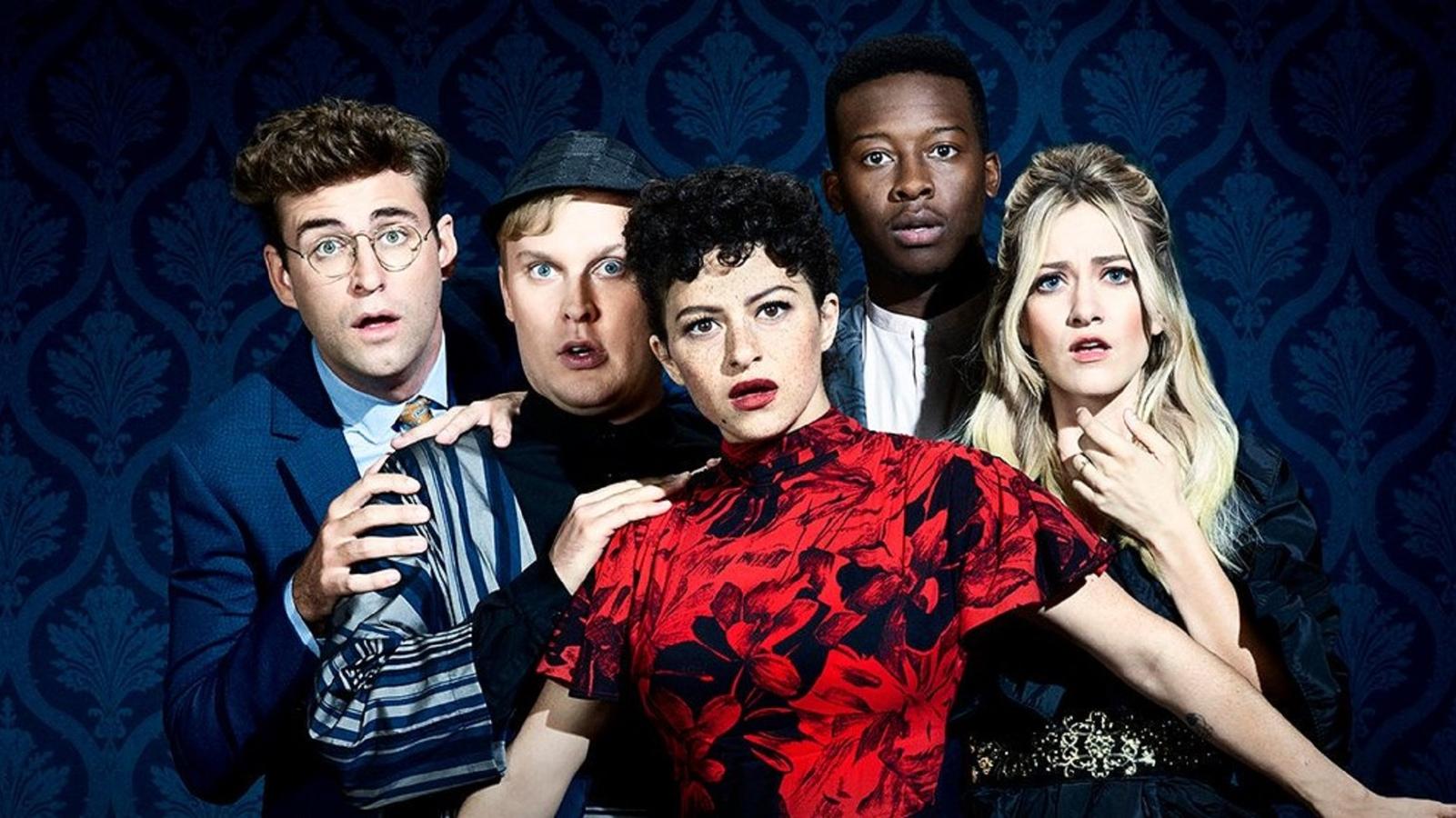 Search Party. Temporada 3. TNT. 17 de noviembre.Considerada por crítica y público como una de las joyas de los últimos años, esta producción narra las aventuras y desventuras de Dory y su grupo de amigos, unos millenials que viven en Nueva York y que se obsesionan con la desaparición de una antigua compañera de universidad. Un suceso que les convertirá en detectives por accidente y en los nuevos episodios les llevará a vérselas con la justicia.