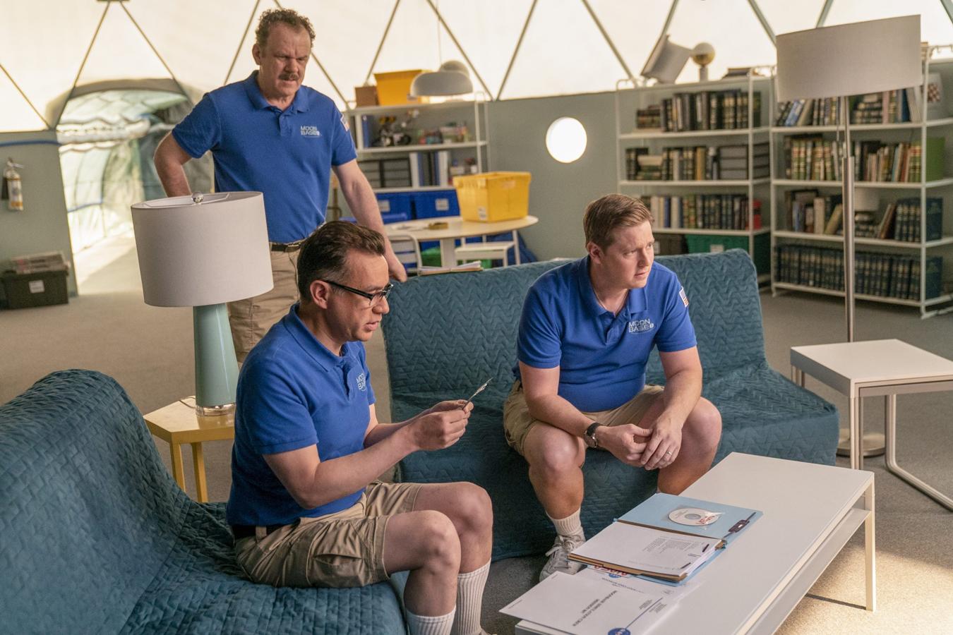 Moonbase 8. Temporada 1. Movistar. 9 de noviembre.Tres astronautas de la NASA viven aislado en un simulador lunar situado en un desierto de Arizona, y desde allí trabajan para lograr el nivel de cualificación óptimo para emprender su primera misión en la luna. Fred Armisen, Tim Heidecker y John C. Reilly protagonizan esta comedia de seis episodios.