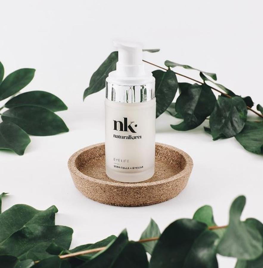 NaturalKirei es una marca española que nació con el objetivo de aportar salud al cuidado de la piel del rostro. Tienen disponibles 4 productos formulados con ingredientes naturales no testados en animales y sin ingredientes de ese origen. Su contorno de ojos para tratar las bolsas de los ojos, las ojeras y las líneas de expresión (39,90 euros) es todo un éxito, se agota a los pocos segundos y dispone de una larga lista de espera