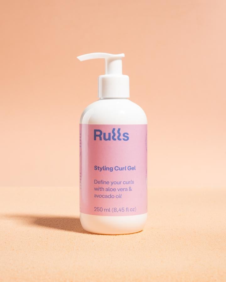 Todos los productos de Rulls, una marca hecha por curlies y para curlies que además quieren tratar su pelo con productos locales y sostenibles, son 100% naturales, veganos, fabricados en España y solo han sido testados en humanos. Y han creado dos productos de styling como esta crema fijadora de rizos para aplicar con el pelo húmedo (18.90 euros).