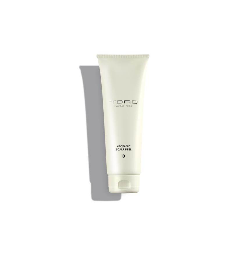 El reconocido peluquero Víctor Toro ha sacado a la venta una línea de productos para el cuidado capilar caracterizada por una formulación natural vegana y libres de maltrato animal. Su producto estrella es un exfoliante enzimático prepara el cuero cabelludo con una suave exfoliación, eliminando toxinas, impurezas y células muertas de la piel (62 euros).