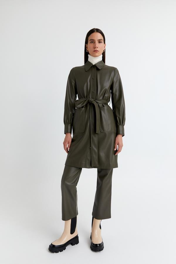 En Sfera apuestan por un modelo más corto y en un color más original, el verde militar. De corte camisero y bolsillos vistos, tiene un precio de 39,99 euros.