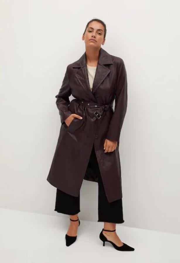 Para las chicas curvy también hay opción y está en Violeta by Mango. En granate oscuro y de corte clásico, la puedes encontrar por 79,99 euros.