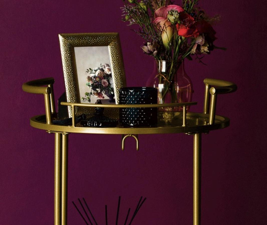 Carrito bar dorado 40 €, marco de fotos dorado con textura 4 € y vela de cristal con textura 7 €.