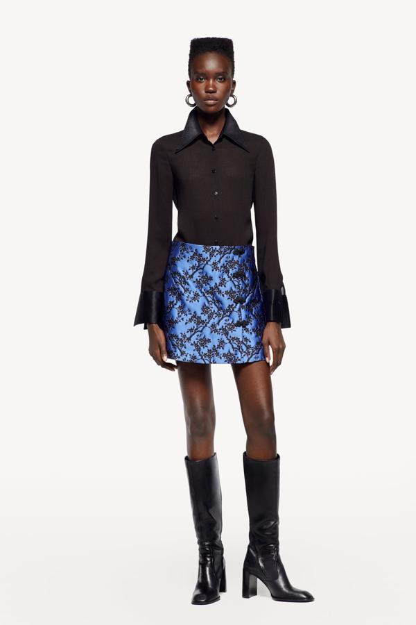 Falda mini de jacqard con tiro alto y bajo con abertura en lateral, de Zara (25,95 €).