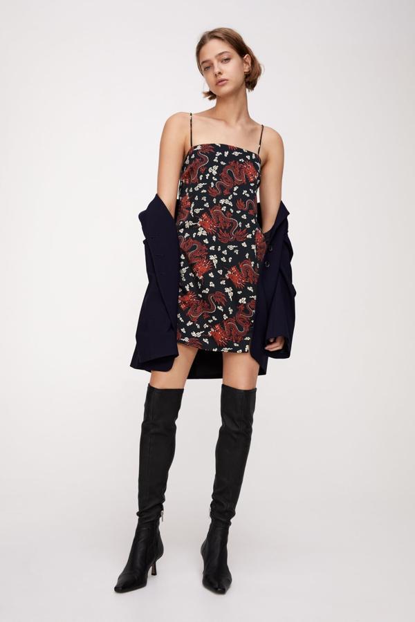 Vestido corto de escote recto y tirantes finos, de Zara (29,95 €).