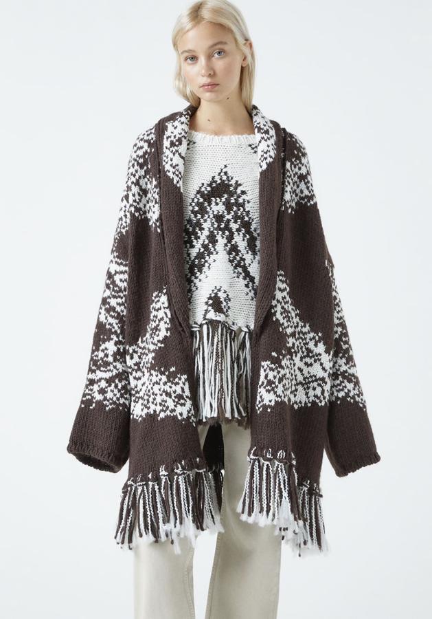 En color chocolate, este abrigo de punto en tejido jacquard con detalle de flecos en el bajo está disponible en las tallas XS, S y M y tiene un precio de 39,99 euros.