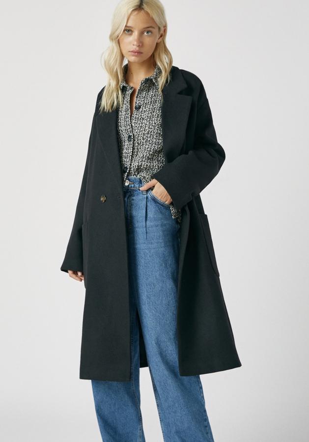 Este abrigo en tejido de paño con bolsillos de plastrón en la parte delantera cuenta con cierre mediante doble botón y tiene un precio de 49,99 euros. Es de Pull & Bear.