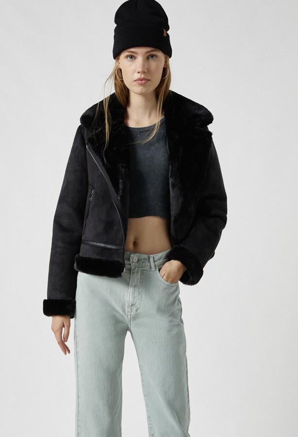 Disponible en color arena o negro, esta cazadora corta con dos tejidos y cierre mediante cremallera tiene un precio de 39,99 euros.