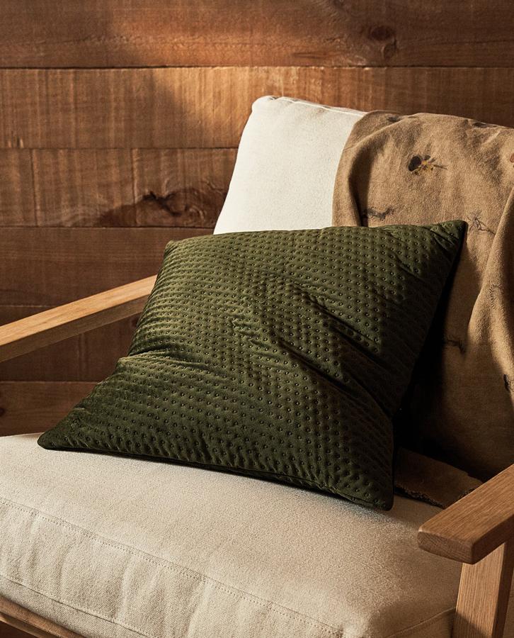 Disponible en verde o amarillo, esta funda de cojín de terciopelo con estructura tiene unas medidas de 45x45 centímetros y un precio de 15,99 euros.